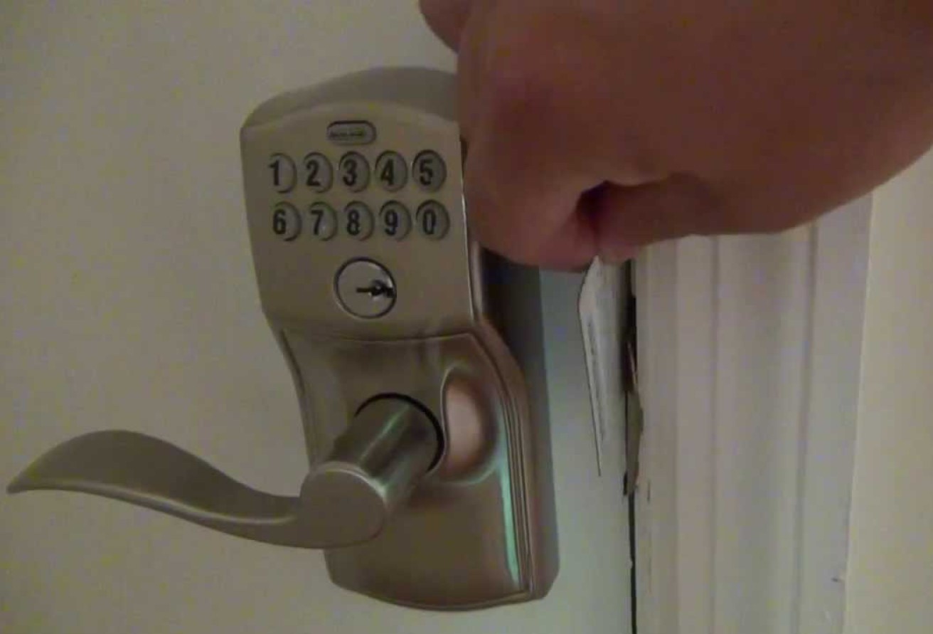 تفاوت درب‌های قدیمی و جدید از نظر ساختار قفل و لولا