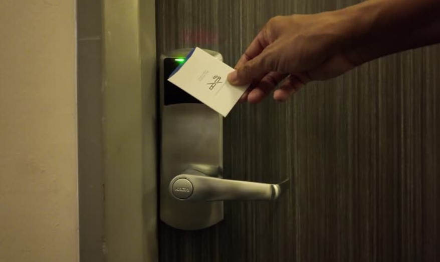 استانداردهای امنیتی که مانع باز شدن درب با کارت می‌شوند